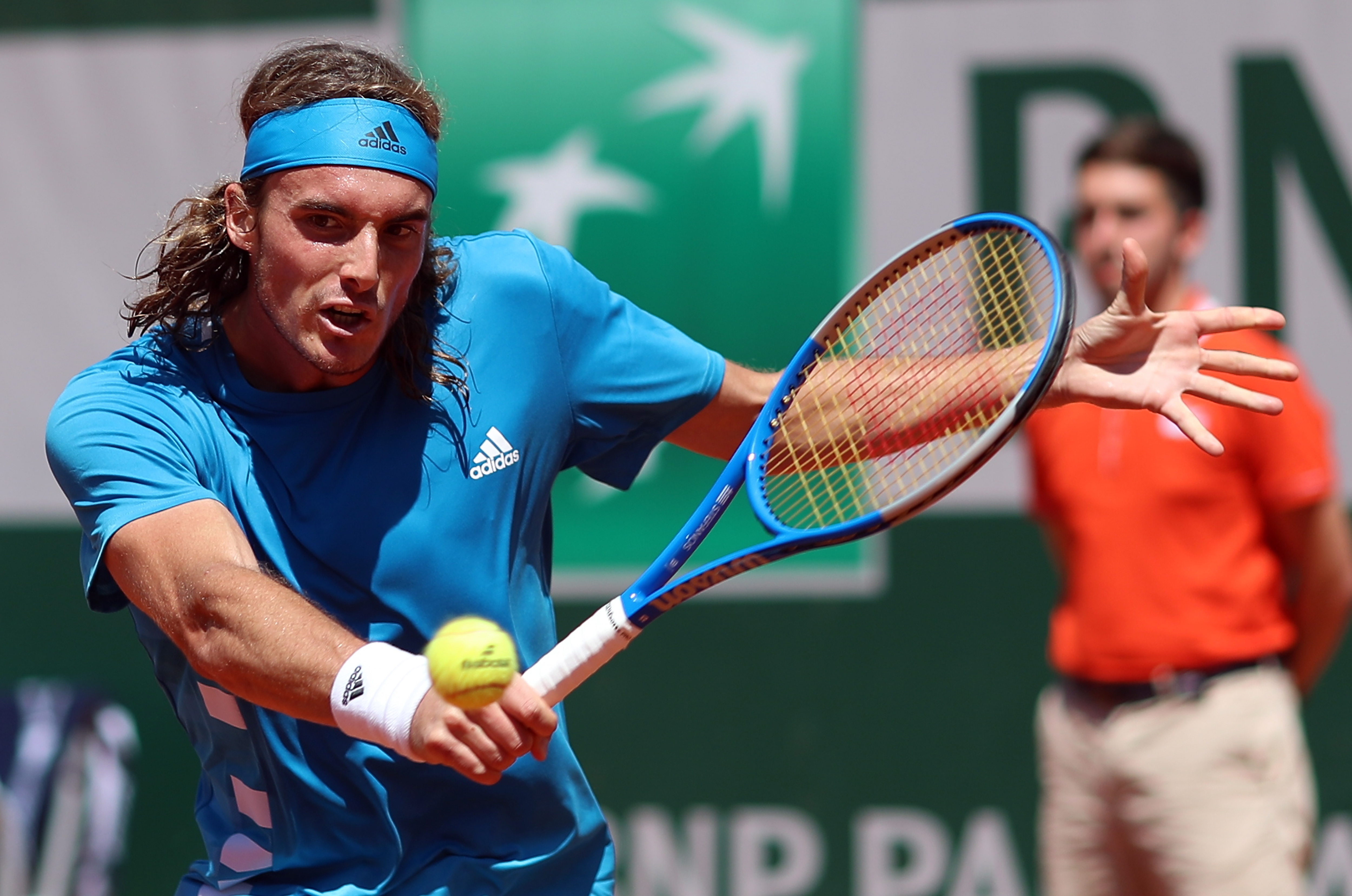 包含澳大利亚网球队鏖战欧洲网球队，西西帕斯关键制胜的词条