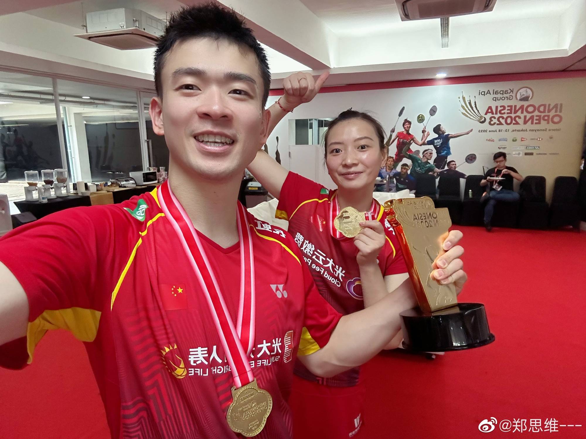 包含中国队鏖战日本队，郑思维刷新纪录的词条