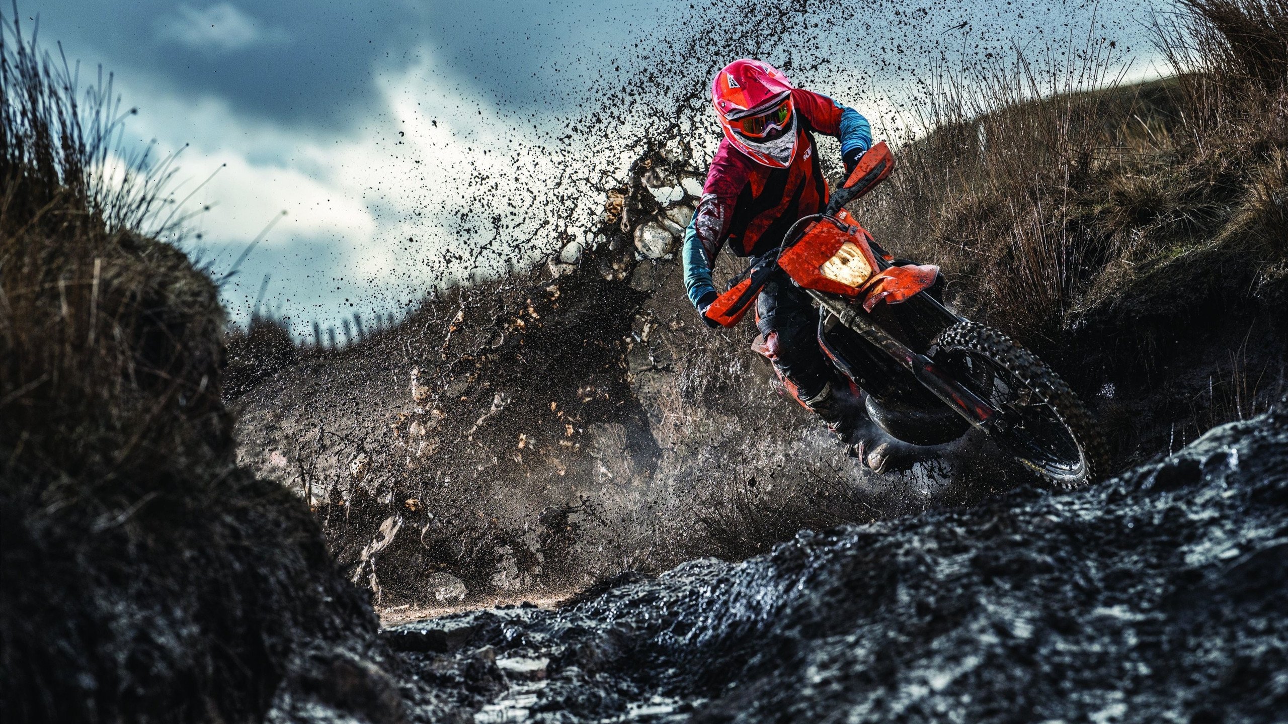 赛道上的土耳其强压，阿尔瓦雷斯在F1新赛季揭幕战接管比赛